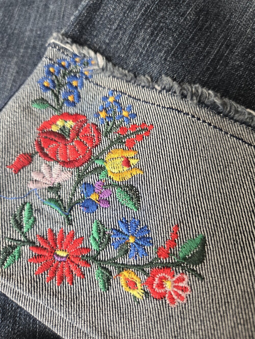 Baccini Dark Indigo Denim Cuffed Cropped Capri Jeans Floral Embroidery Size 12P - Picture 2 of 8